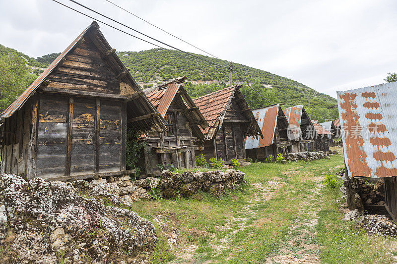 位于gokceoren村的历史悠久的、古老的、传统的、古老的木制食物储存仓，位于fethiye和kas mugla turkey之间的著名的利西亚路行人步行道